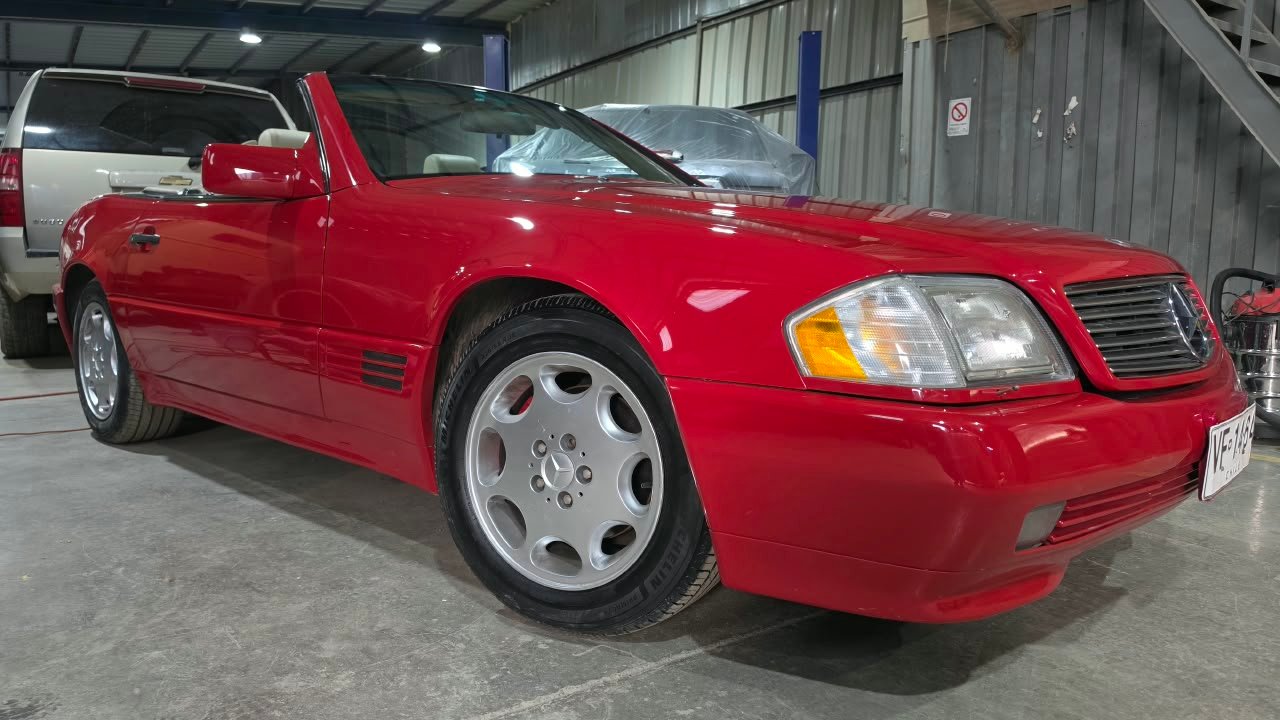 Vehículo rojo después de proceso de detailing