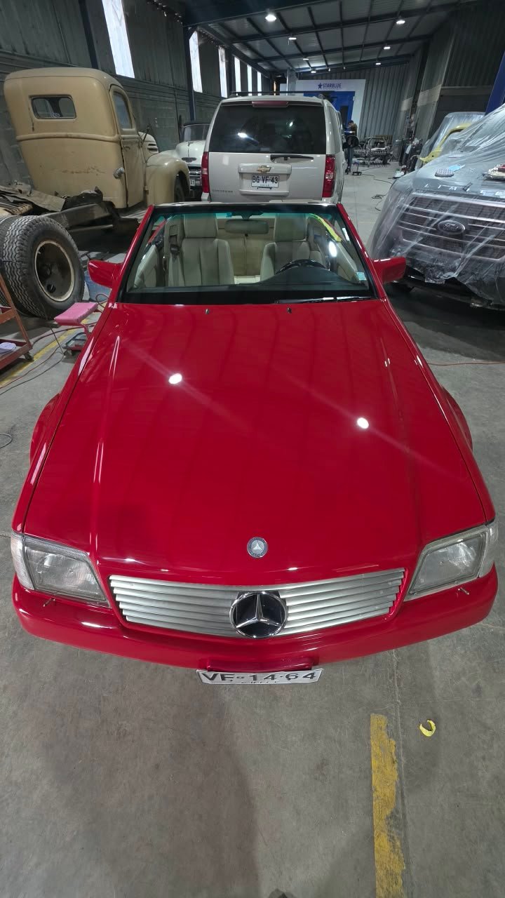 Vehículo rojo con acabado brillante