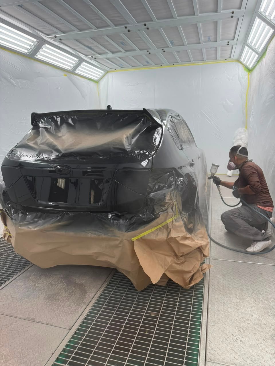 Vehículo en proceso de pintura automotriz